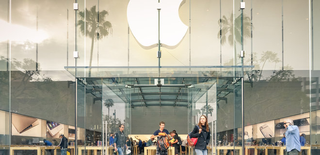 Apple уволила менеджера 
