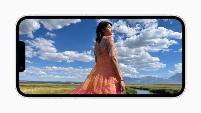 iPhone 13 получил переработанный блок камеры, уменьшенную «чёлку» и «самый производительный» процессор A15 Bionic