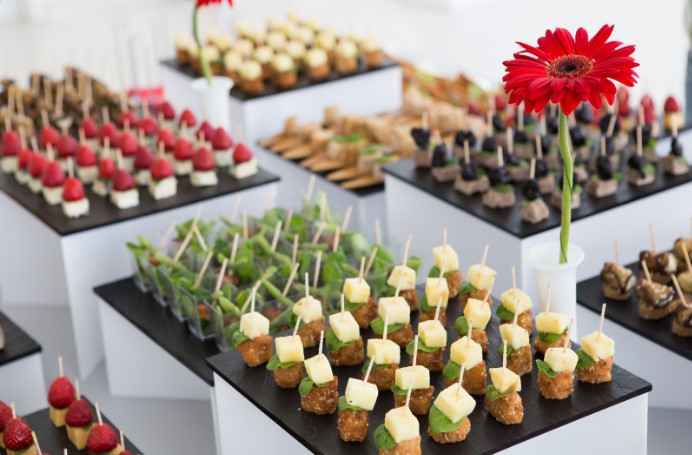 Кейтеринг для корпоративных мероприятий: как произвести впечатление на гостей?